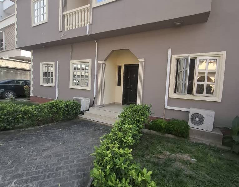 5 bedroom semi-detached duplex for rent in Lekki Phase 1