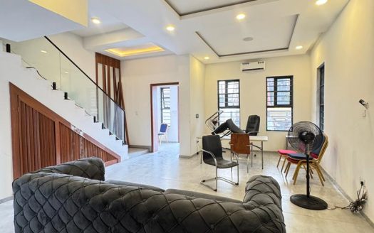 5-Bedroom Detached House with BQ